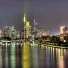 Und noch einmal die Skyline von Frankfurt mit einem Regenbogen-Fluss... :-)
