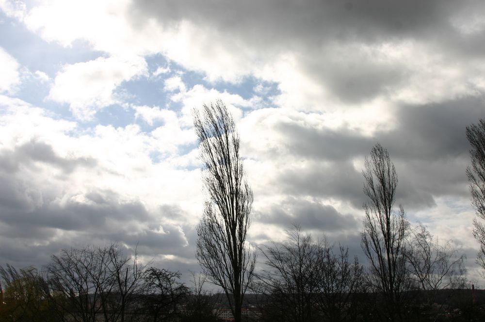 und noch immer ziehen die Wolken flott übers Land