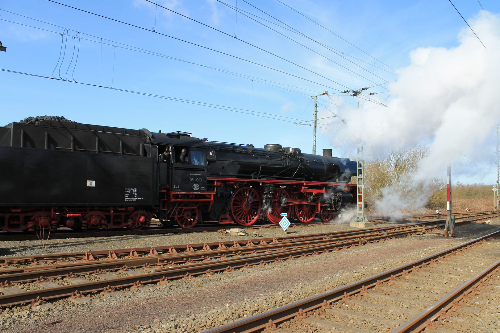 Und nocheinmal die 03 1010 im Nachschuß in Emden Hbf