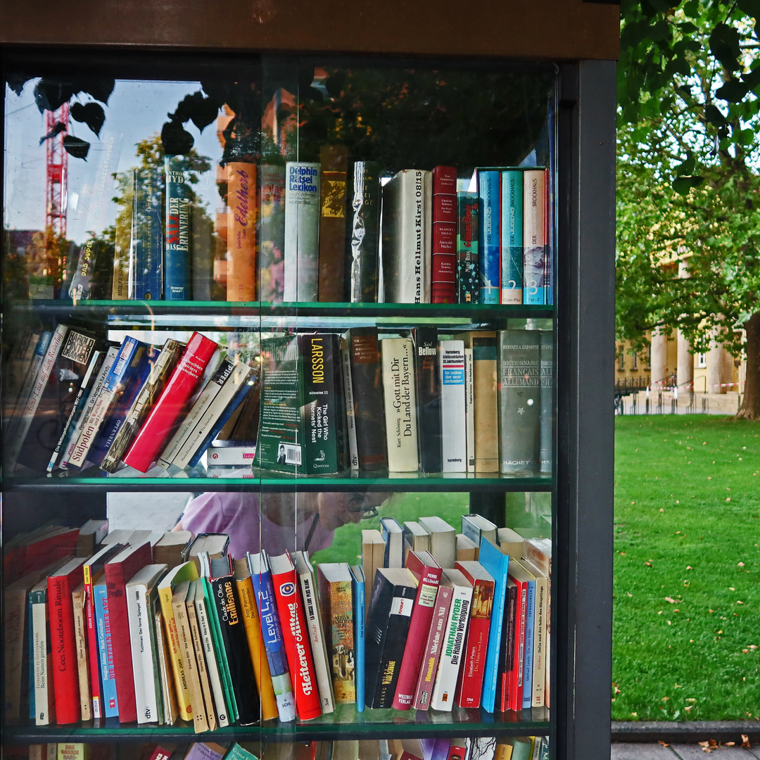 Und nochmals...der Bücherschrank vor dem Münchner Nordbad