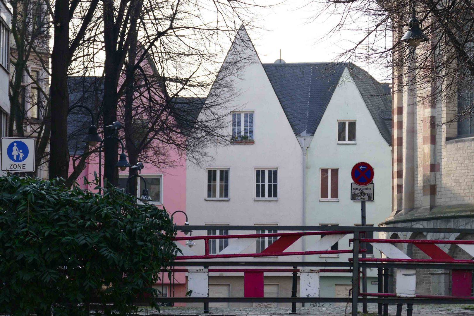 ...und rechts eine der schönsten und größten Romanischen Kirche.