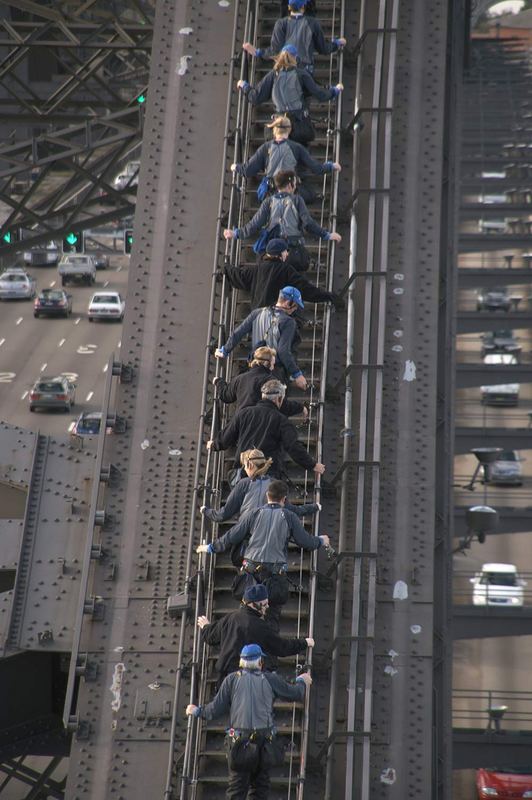 und schön festhalten...auf der harbour bridge, sydney...