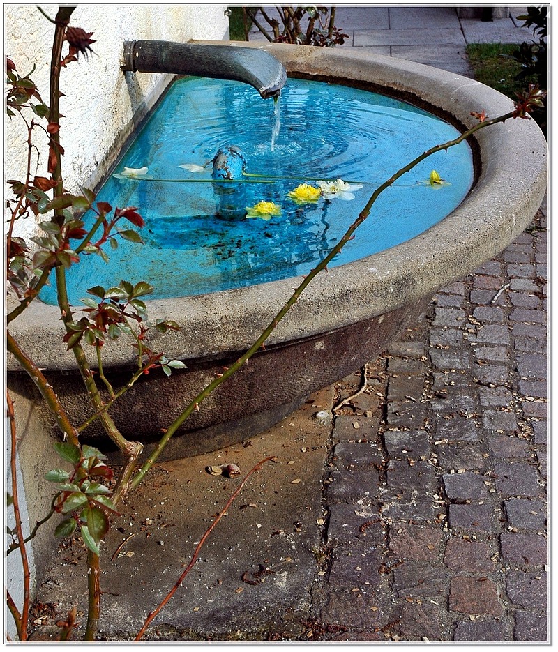 ... und schöpft vom Brunnen mit der hohlen Hand