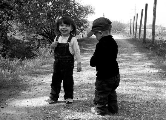 Und sie lacht ihn einfach aus...