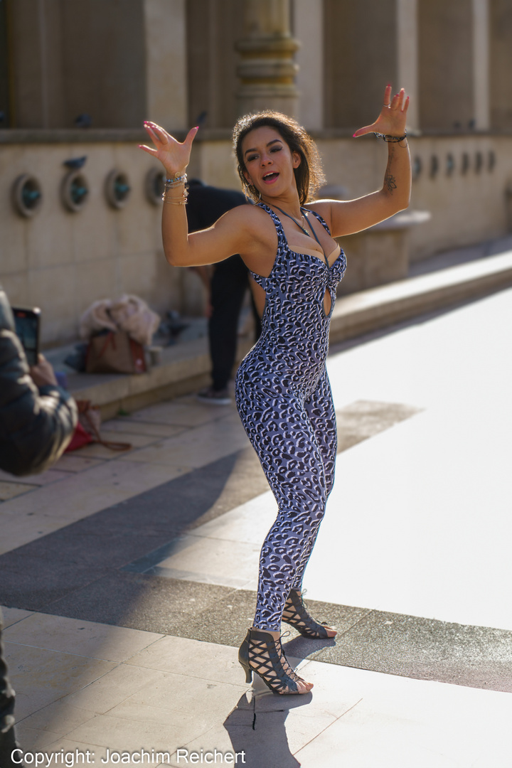 Und sie tanzte für die Kamera auf dem Esplanade du Trocadéro in Paris