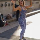 Und sie tanzte für die Kamera auf dem Esplanade du Trocadéro in Paris