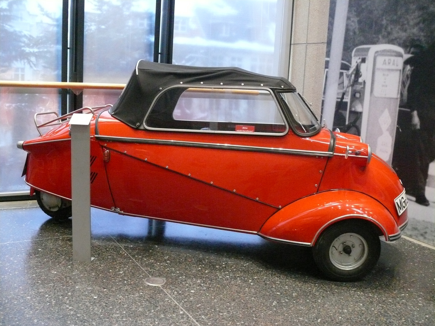 und sowas nannte sich 1953 kabinenroller, zum namen "auto"  hat es wohl nicht ganz gereicht.