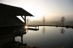 Und still ruht der Teich unter dem Licht der späten Sonne