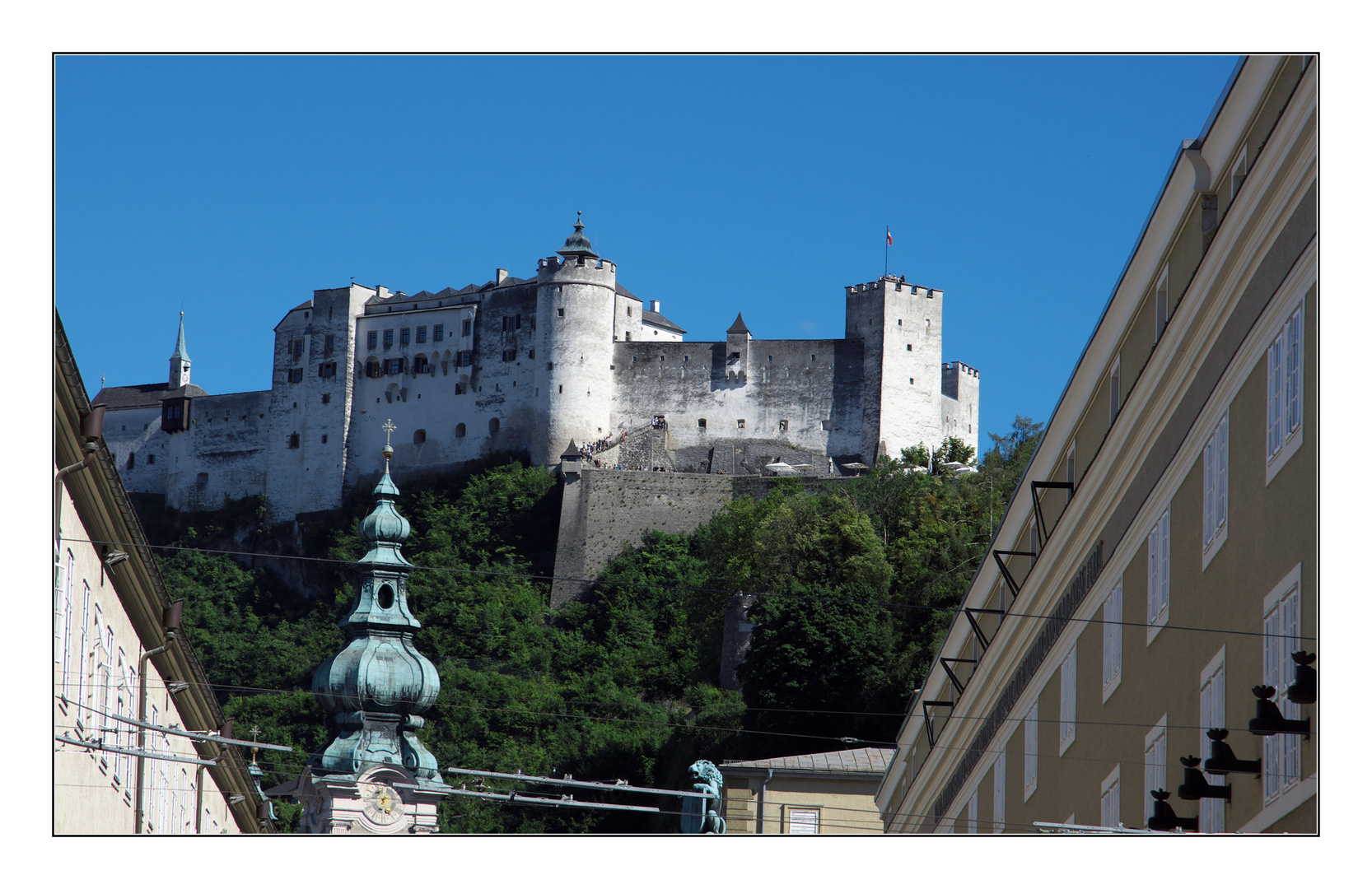 und über allem, die Burg