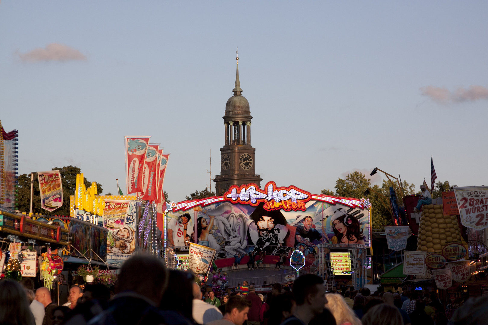 - - und über "Allem" thront der Hamburger Michel !!!