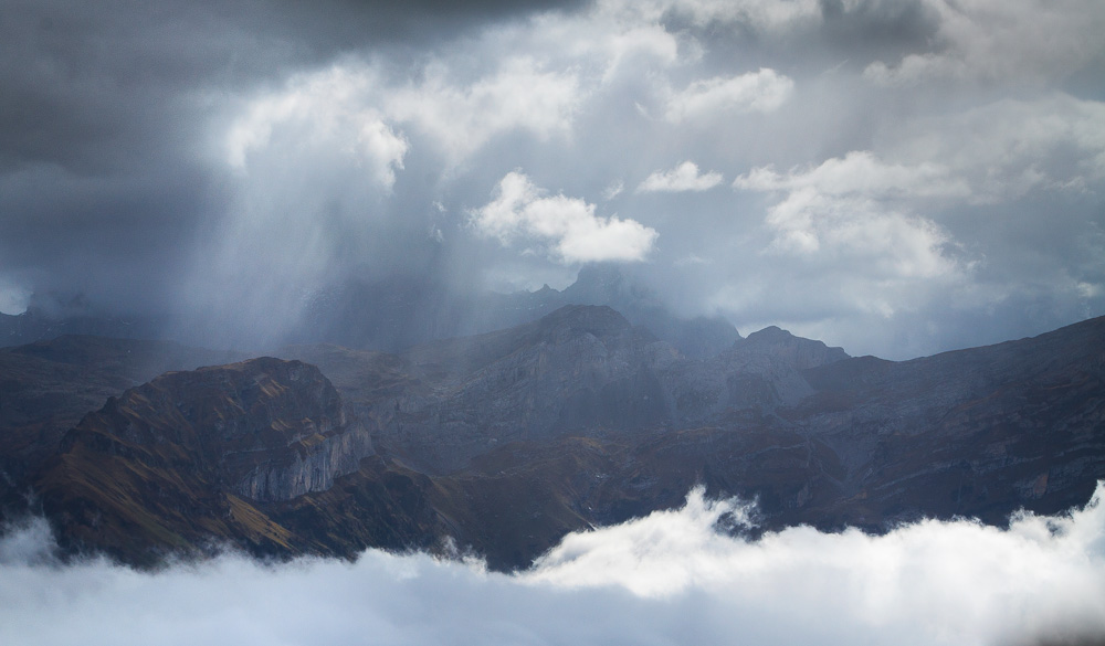 und über dem Nebel thronen die Berge