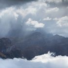 und über dem Nebel thronen die Berge