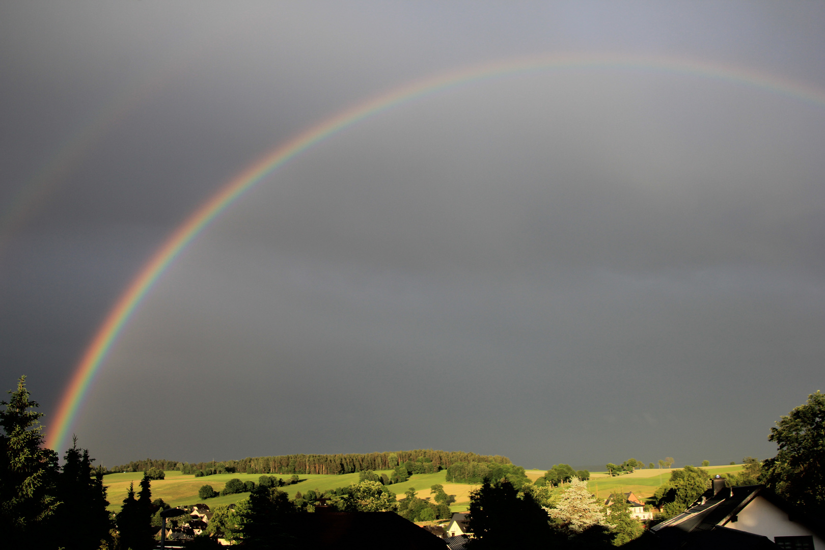 ... und vor der Haustür führt ein Regenbogen ins Land