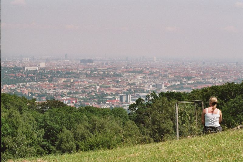 Und vor ihren Füßen - die Großstadt...