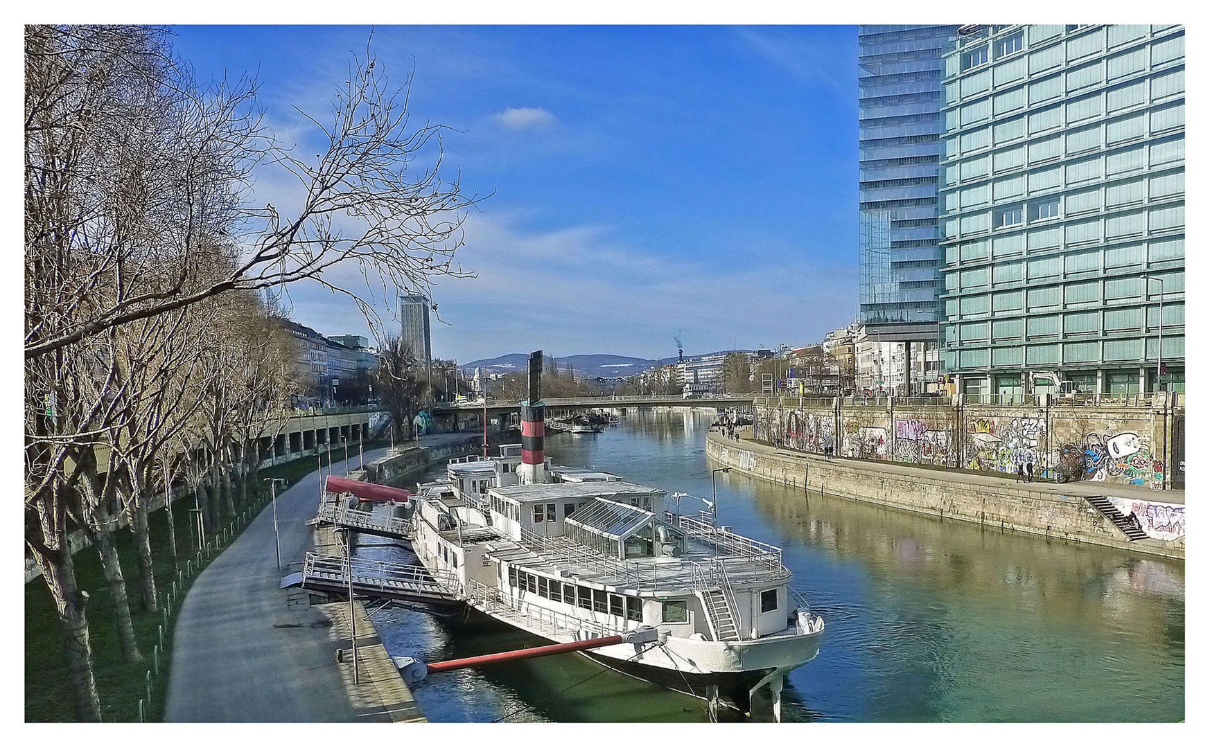 Und weiter gehts in wien - hier sehen wir den donaukanal mit schiff - so kann man pressburg