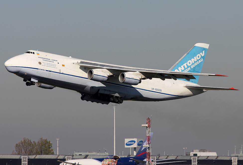 Und wieder eine Antonov 124!