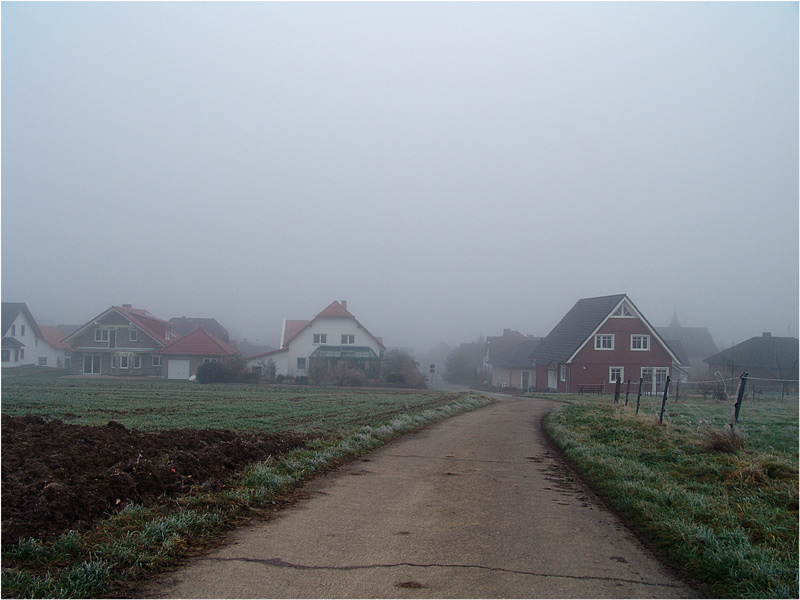 und wieder, Himmighofen im Nebel, die Kirchtumspitze lugt hervor.