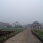 und wieder, Himmighofen im Nebel, die Kirchtumspitze lugt hervor.