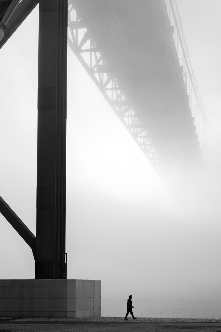 Under the bridge - Lissabon im Nebel