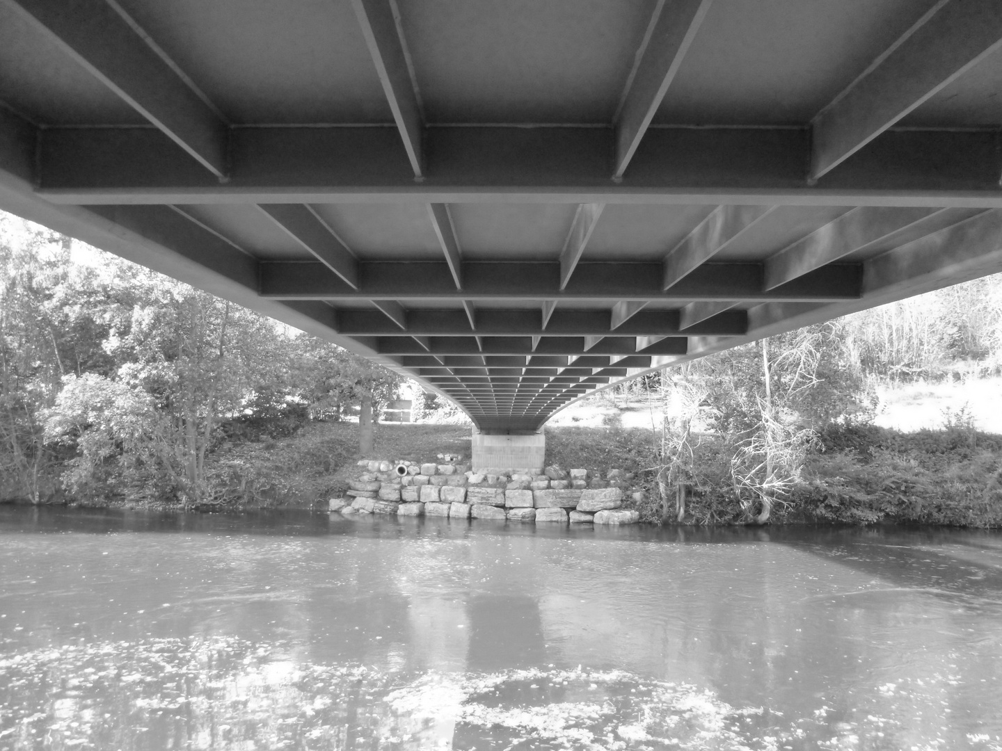 Under the bridge schwarz-weiss