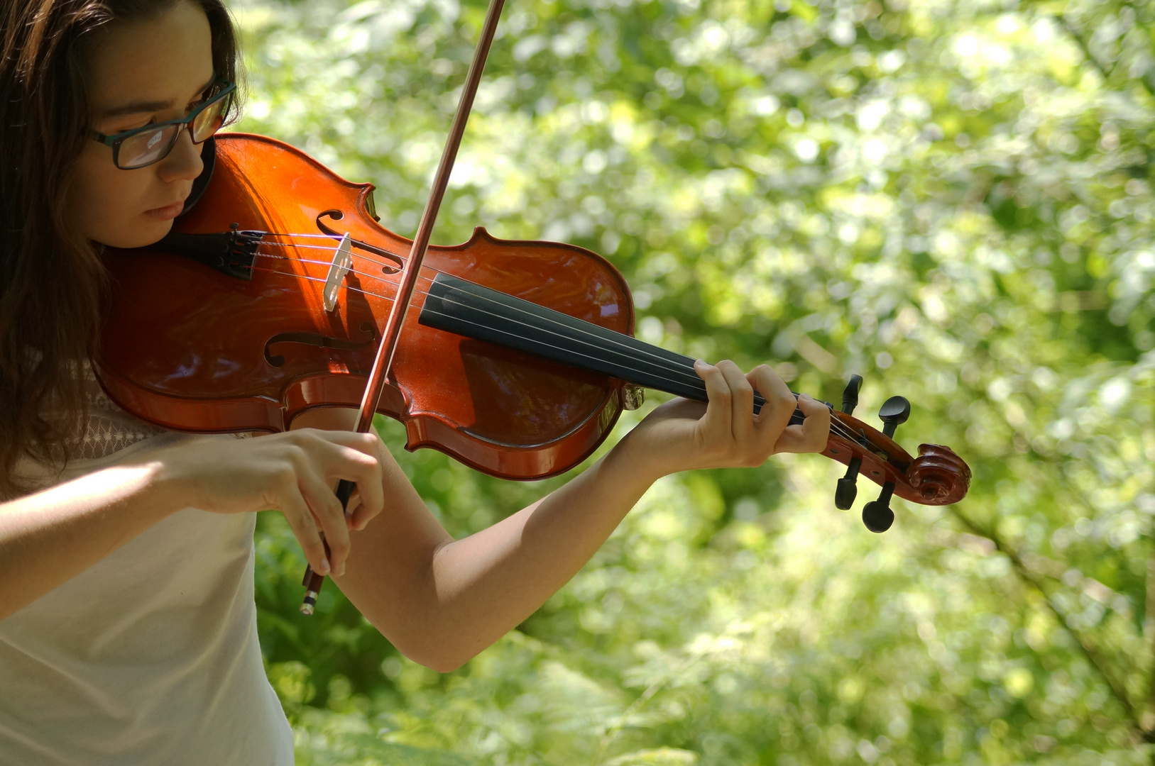 Une ado en violoncelliste