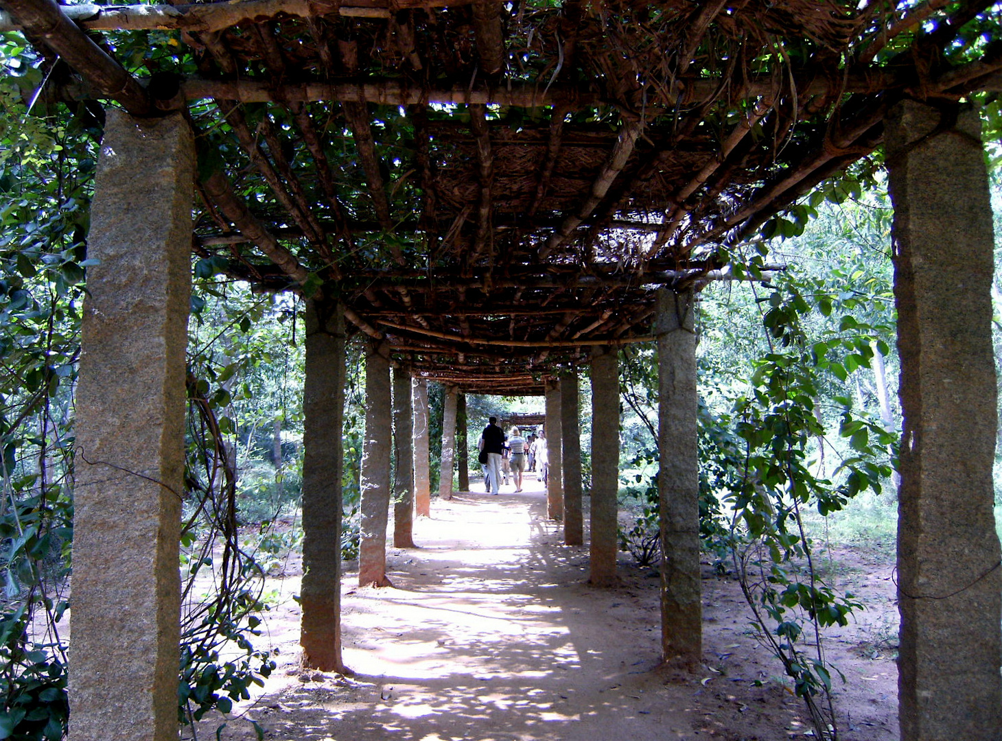 Une allée couverte , Auroville