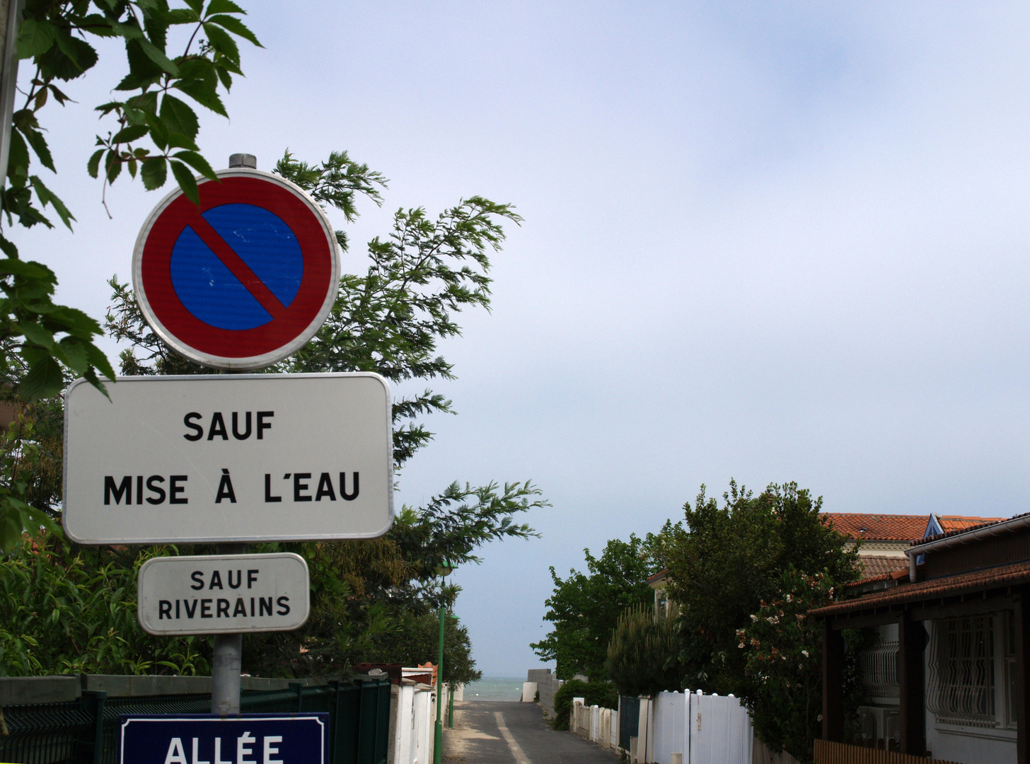 Une allée de Ronce-les-Bains qui mène à la mer - Eine Allee zum Meer in Ronce-les-Bains