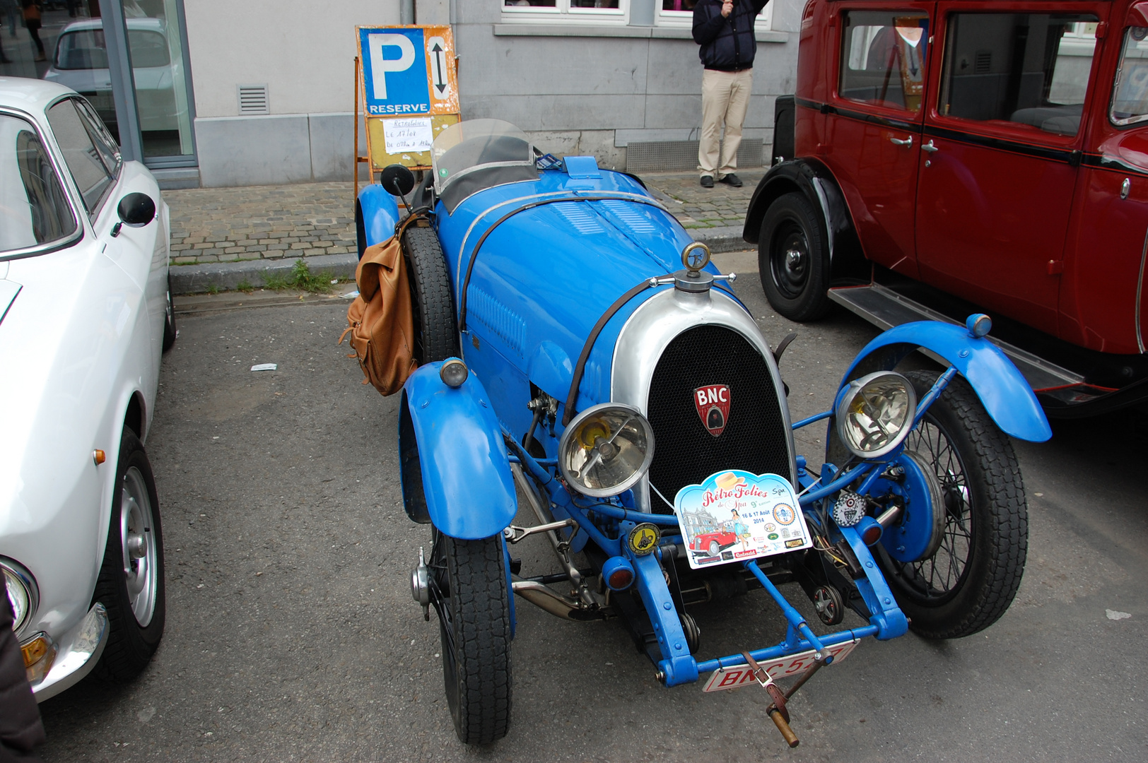 Une ancienne voiture de course