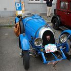 Une ancienne voiture de course