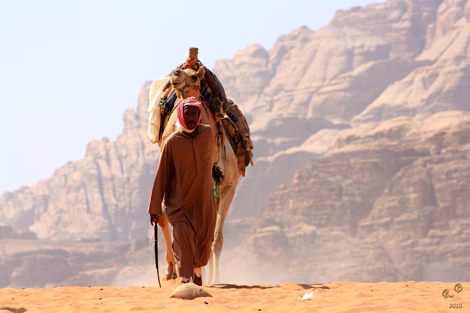 UNE APPARITION DANS LE DESERT