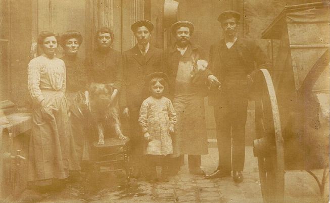 Une arrière-cour à Paris vers 1905.