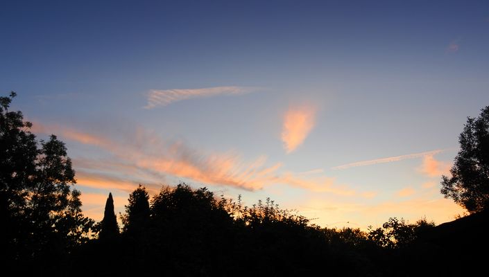 Une aube aux légers nuages