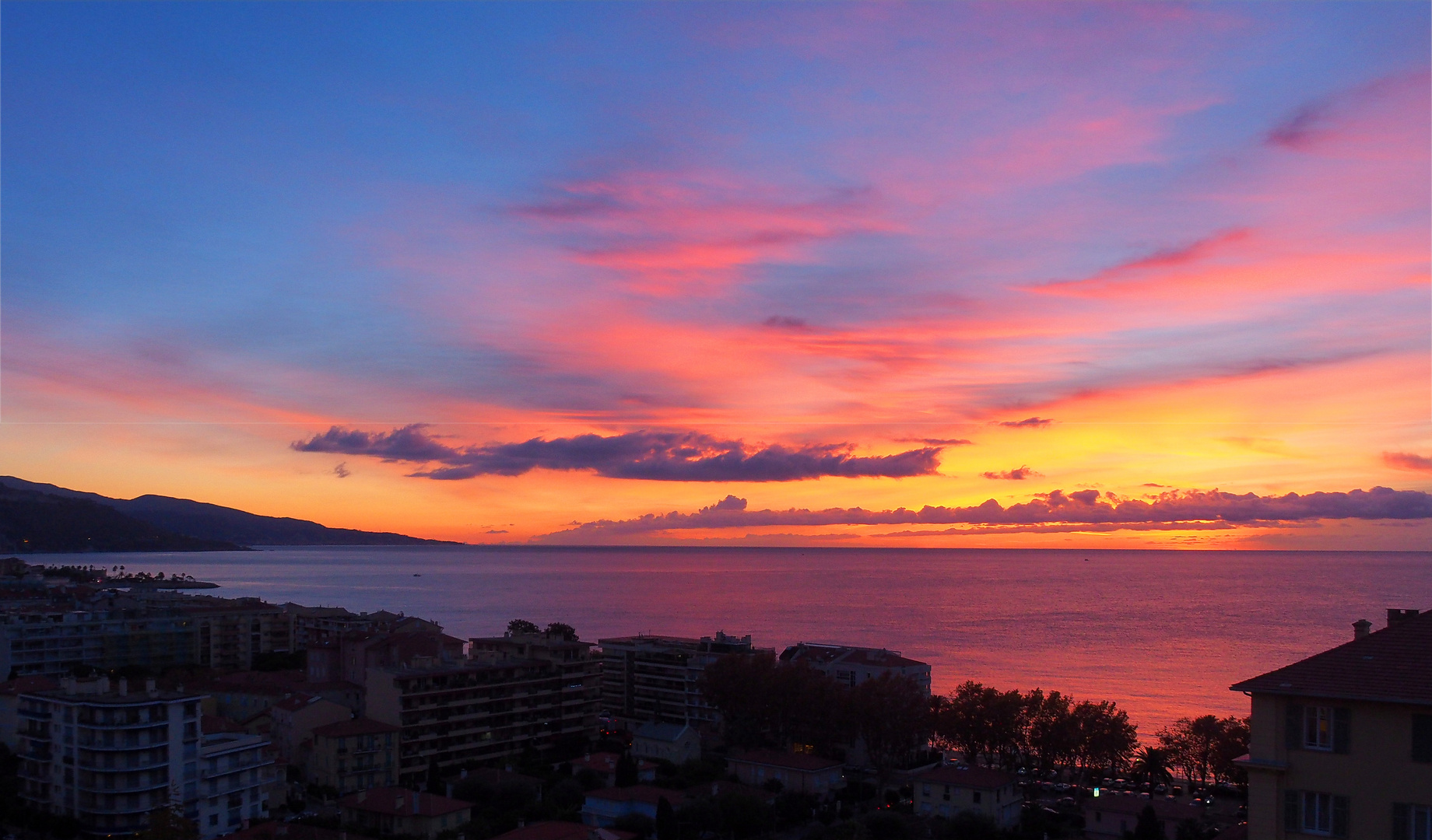 Une aube sur la baie de Menton