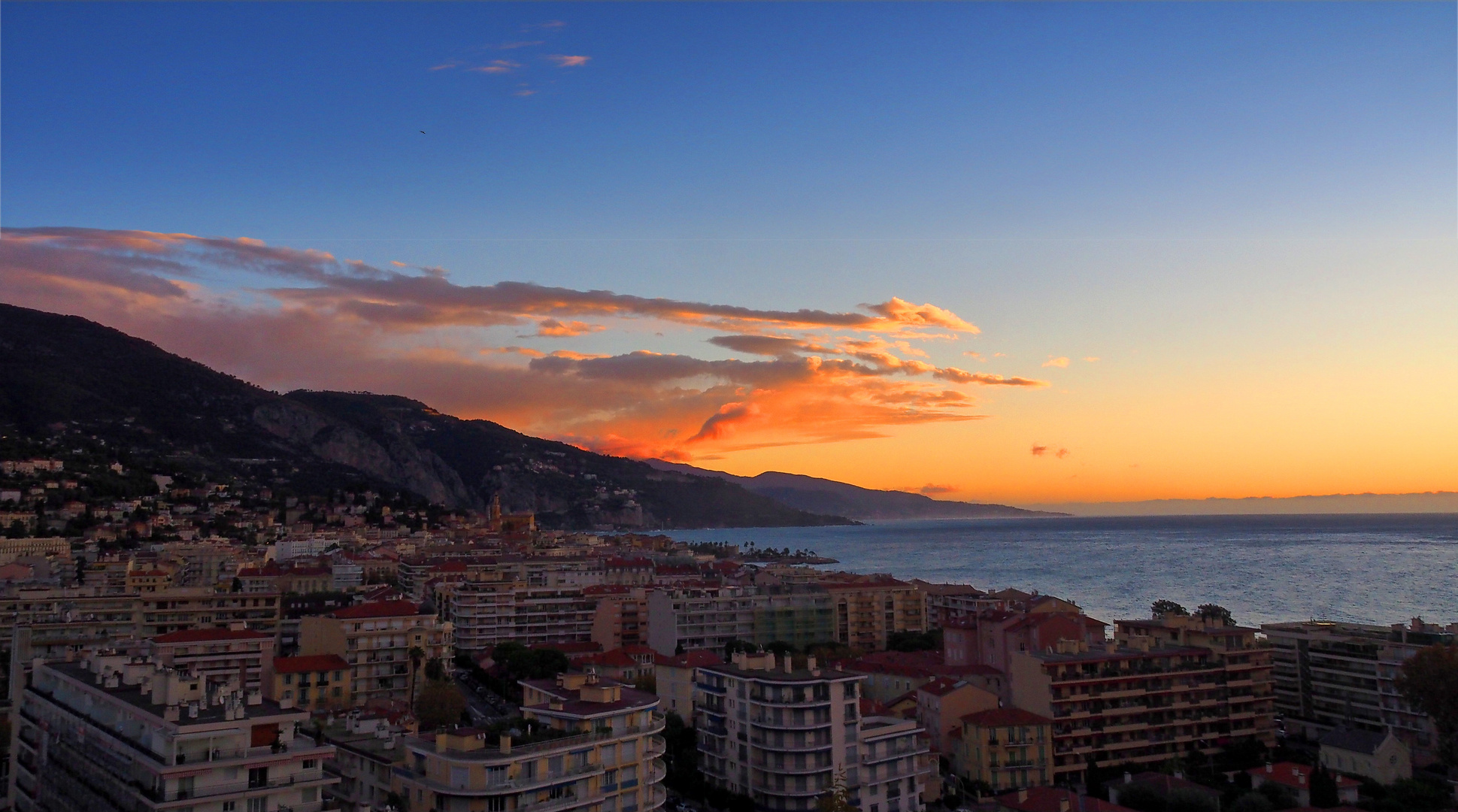 Une aube sur la baie de Menton