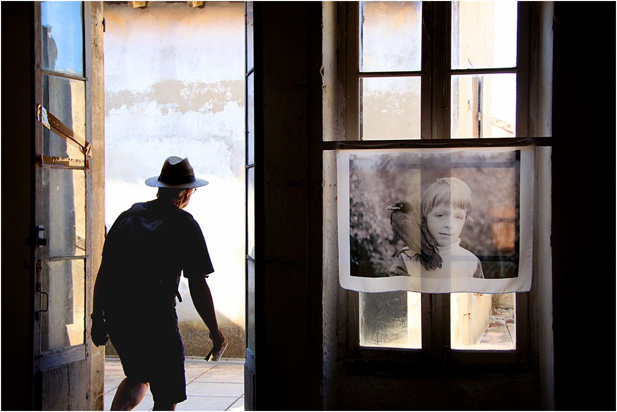 une autre expo à Arles  ( ou une photo qui coupe les pattes)