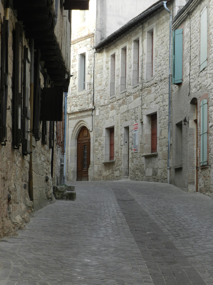 une autre rue ....... castelnau de Montmiral....