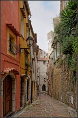 Une autre rue de Roquebrune Cap Martin avec également vue sur le château