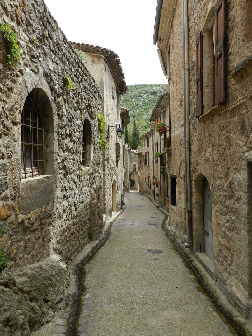 une autre rue de saint guilhem le désert !