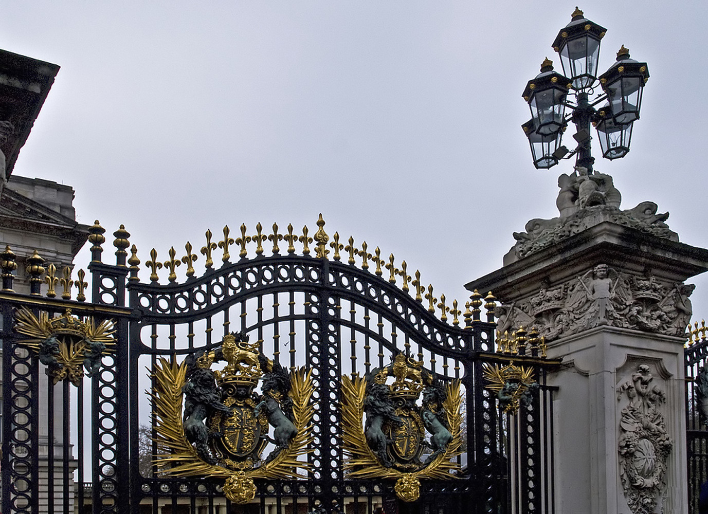 Une autre très belle grille ouvragée du Palais de Buckingham  -- London