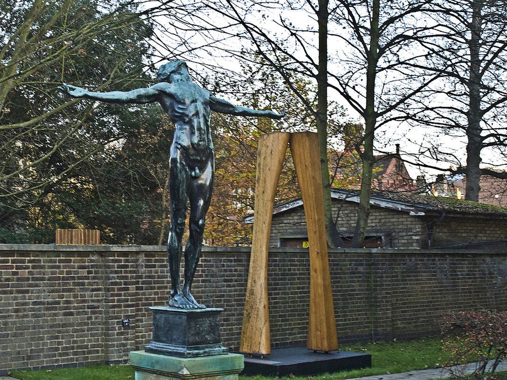 Une autre vue de la Statue « La jeunesse » par Kathleen Scott à l’entrée du Musée Polaire, Cambridge