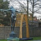 Une autre vue de la Statue « La jeunesse » par Kathleen Scott à l’entrée du Musée Polaire, Cambridge