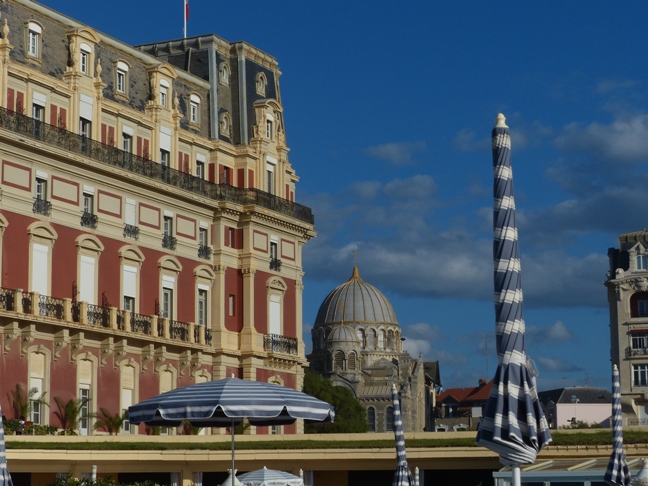 une autre vue de la terrasse du Palais avec l'église orthodoxe  en fond