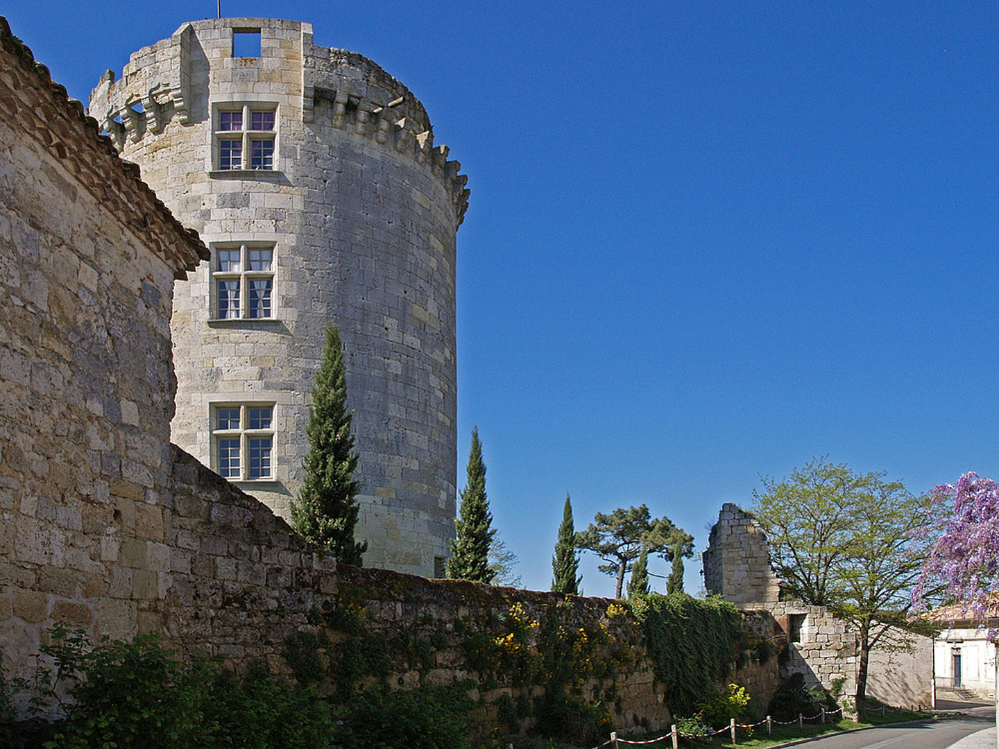 Une autre vue du Château de Flamarens (Gers)  -- Eine andere Aussicht des Schlosses von Flamarens