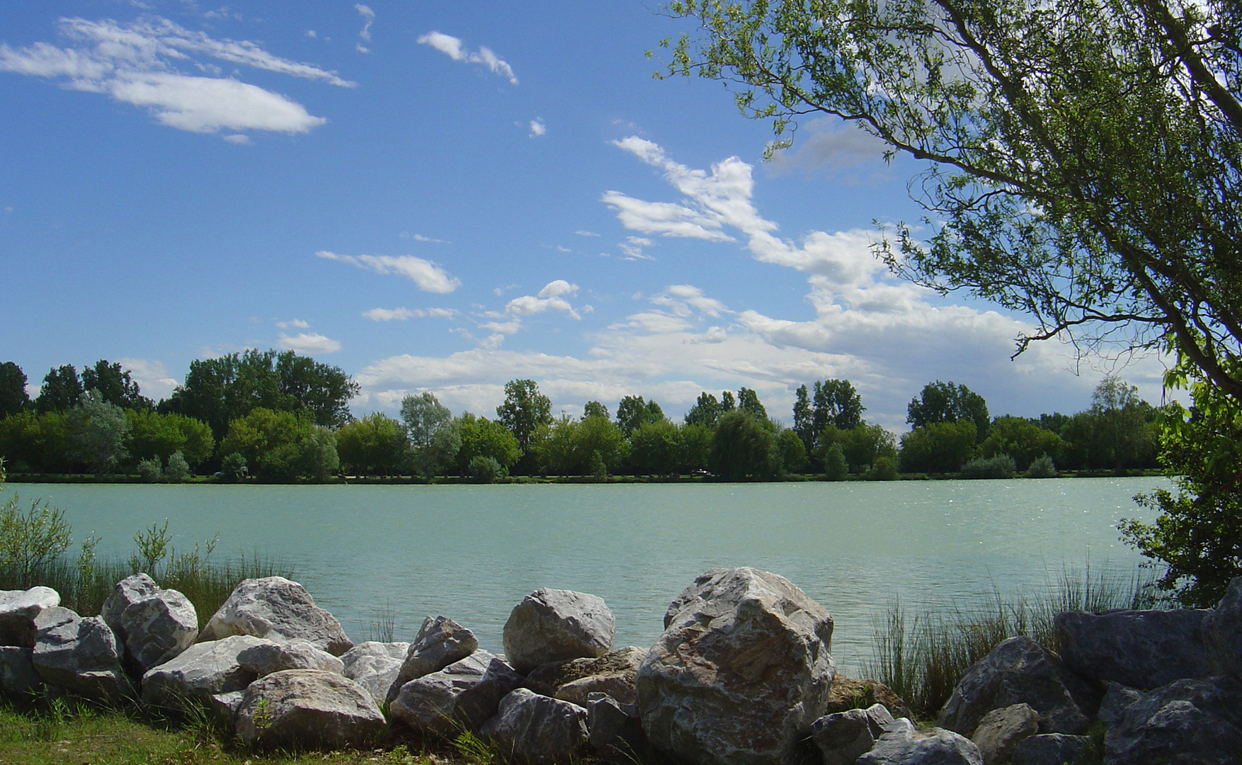 Une autre vue du lac de l’Isle Jourdain (Gers) photo et image