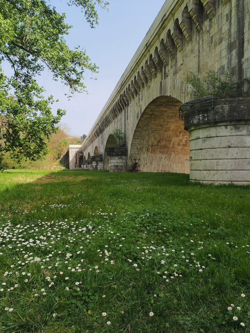 Une autre vue du pont-canal au printemps	