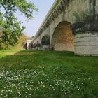 Une autre vue du pont-canal au printemps	