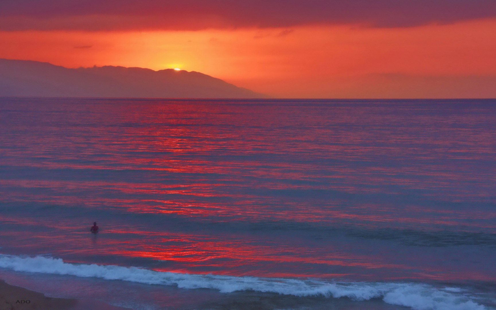 une baignade au coucher du soleil