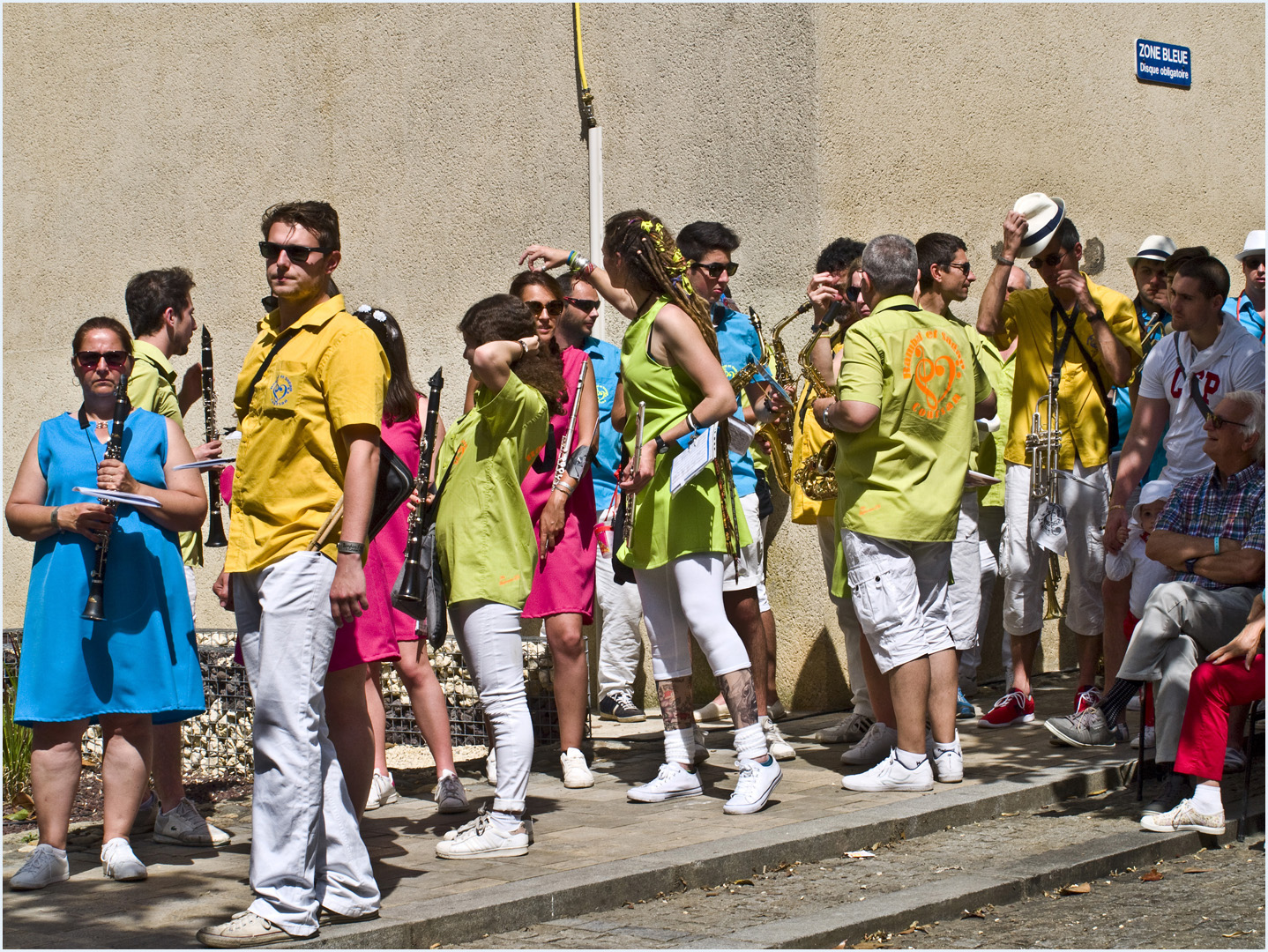 Une banda multicolore en pause... et zone bleue *