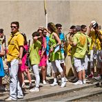 Une banda multicolore en pause... et zone bleue *