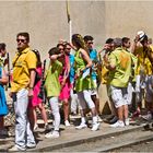 Une banda multicolore en pause... et zone bleue *